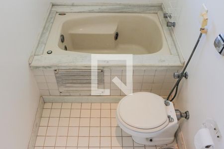 Casa à venda com 500m², 4 quartos e 2 vagasBanheiro da Suíte 2