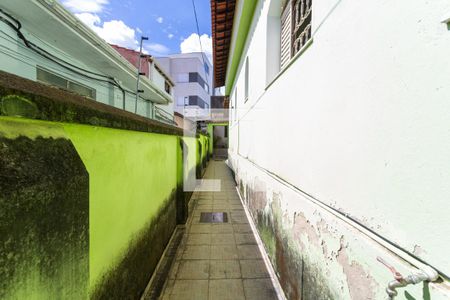 Casa à venda com 337m², 3 quartos e 3 vagas Casa à venda com 337m², 3 quartos e 3 vagasCorredor de Acesso Lateral