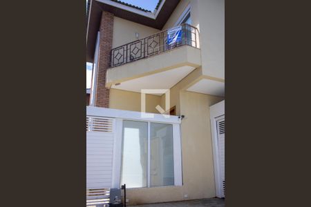 Casa de condomínio à venda com 210m², 4 quartos e 4 vagas Casa de condomínio à venda com 210m², 4 quartos e 4 vagasFachada