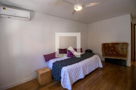 Casa de condomínio à venda com 210m², 4 quartos e 4 vagas Casa de condomínio à venda com 210m², 4 quartos e 4 vagasQuarto 4