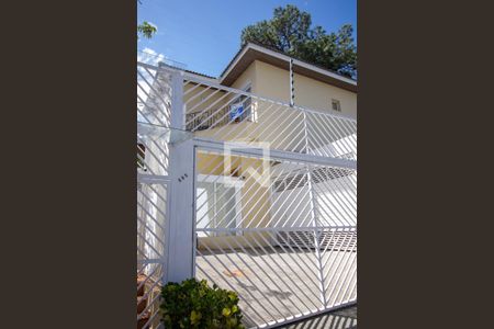 Casa de condomínio à venda com 210m², 4 quartos e 4 vagas Casa de condomínio à venda com 210m², 4 quartos e 4 vagasFachada