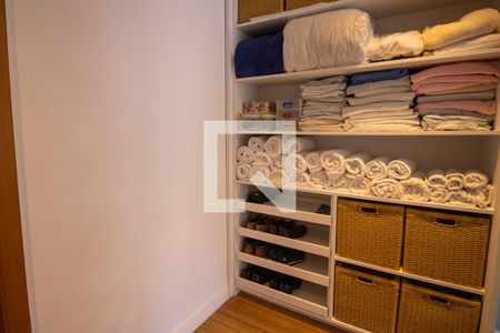 Casa de condomínio à venda com 210m², 4 quartos e 4 vagas Casa de condomínio à venda com 210m², 4 quartos e 4 vagasQuarto 1