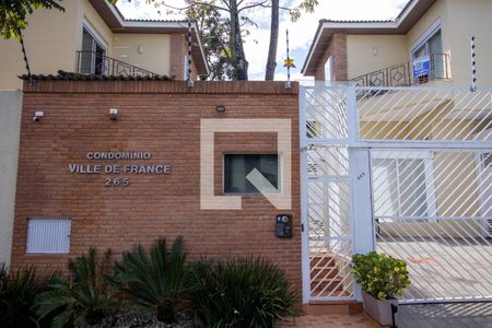 Casa de condomínio à venda com 210m², 4 quartos e 4 vagas Casa de condomínio à venda com 210m², 4 quartos e 4 vagasFachada