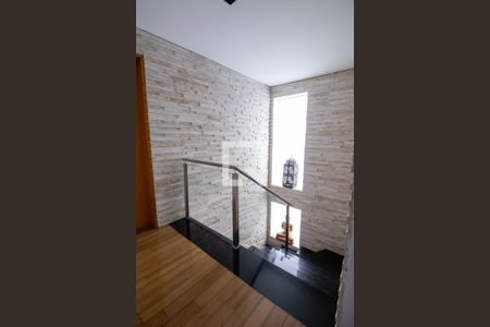 Casa de condomínio à venda com 210m², 4 quartos e 4 vagas Casa de condomínio à venda com 210m², 4 quartos e 4 vagasEscada