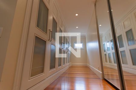 Casa para alugar com 1200m², 5 quartos e 8 vagas Casa para alugar com 1200m², 5 quartos e 8 vagasCloset da suíte