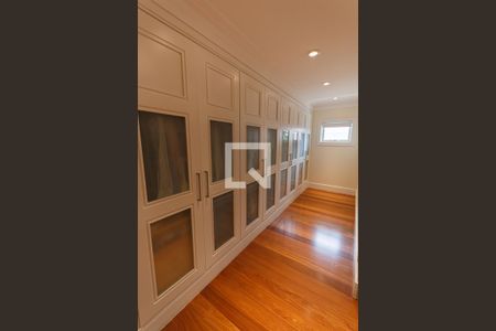 Casa para alugar com 1200m², 5 quartos e 8 vagas Casa para alugar com 1200m², 5 quartos e 8 vagasCloset da suíte