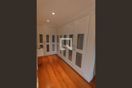 Casa para alugar com 1200m², 5 quartos e 8 vagas Casa para alugar com 1200m², 5 quartos e 8 vagasCloset da suíte