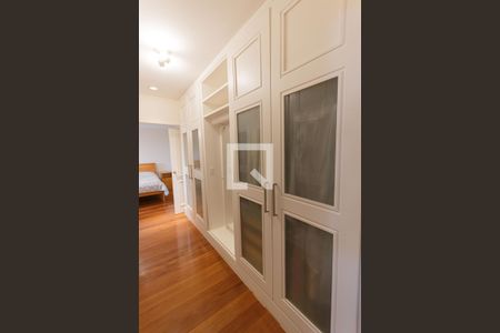 Casa para alugar com 1200m², 5 quartos e 8 vagas Casa para alugar com 1200m², 5 quartos e 8 vagasCloset da suíte