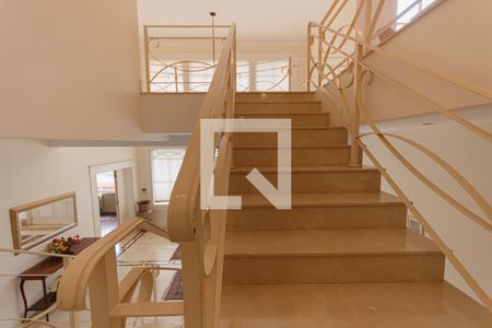 Casa para alugar com 1200m², 5 quartos e 8 vagas Casa para alugar com 1200m², 5 quartos e 8 vagasEscada