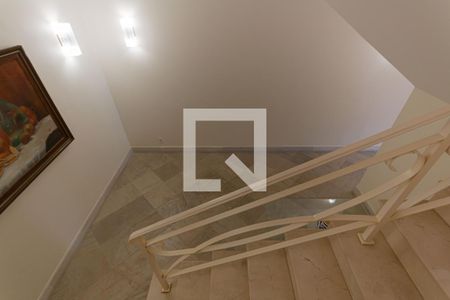 Casa para alugar com 1200m², 5 quartos e 8 vagas Casa para alugar com 1200m², 5 quartos e 8 vagasEscada