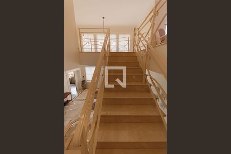 Casa para alugar com 1200m², 5 quartos e 8 vagas Casa para alugar com 1200m², 5 quartos e 8 vagasEscada