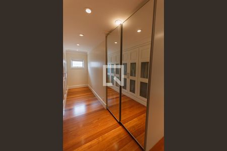 Casa para alugar com 1200m², 5 quartos e 8 vagas Casa para alugar com 1200m², 5 quartos e 8 vagasCloset da suíte