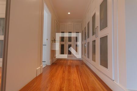 Casa para alugar com 1200m², 5 quartos e 8 vagas Casa para alugar com 1200m², 5 quartos e 8 vagasCloset da suíte