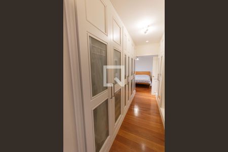 Casa para alugar com 1200m², 5 quartos e 8 vagas Casa para alugar com 1200m², 5 quartos e 8 vagasCloset da suíte