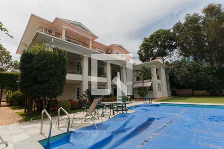 Casa para alugar com 1200m², 5 quartos e 8 vagas Casa para alugar com 1200m², 5 quartos e 8 vagasÁrea comum - Piscina