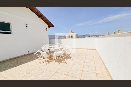 Apartamento à venda com 200m², 5 quartos e 2 vagas Apartamento à venda com 200m², 5 quartos e 2 vagasTerraço