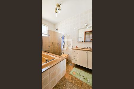 Apartamento à venda com 200m², 5 quartos e 2 vagas Apartamento à venda com 200m², 5 quartos e 2 vagasBanheiro Suite 01