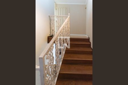 Casa à venda com 283m², 4 quartos e 4 vagas Casa à venda com 283m², 4 quartos e 4 vagasEscada