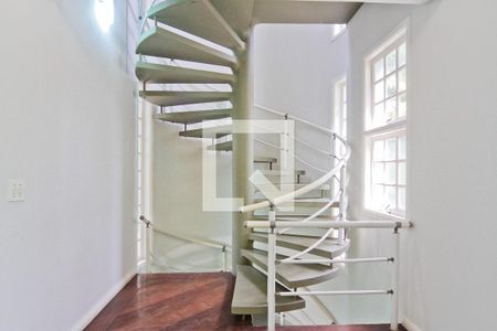 Casa à venda com 465m², 4 quartos e 5 vagas Casa à venda com 465m², 4 quartos e 5 vagasEscada