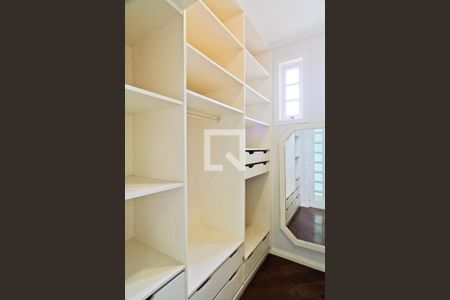 Casa à venda com 465m², 4 quartos e 5 vagas Casa à venda com 465m², 4 quartos e 5 vagasCloset da suíte 1