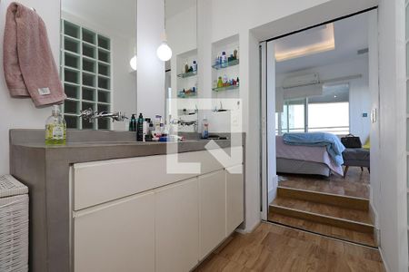 Apartamento à venda com 244m², 4 quartos e 3 vagas Apartamento à venda com 244m², 4 quartos e 3 vagasBanheiro da Suíte