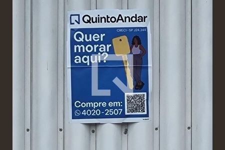 Casa à venda com 200m², 2 quartos e 2 vagas Casa à venda com 200m², 2 quartos e 2 vagasPlaquinha instalada no portão do imóvel