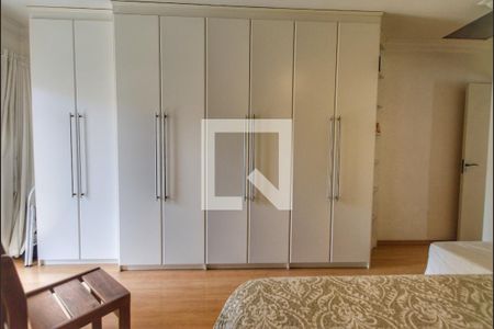 Casa de condomínio à venda com 260m², 4 quartos e 4 vagas Casa de condomínio à venda com 260m², 4 quartos e 4 vagasQuarto 1