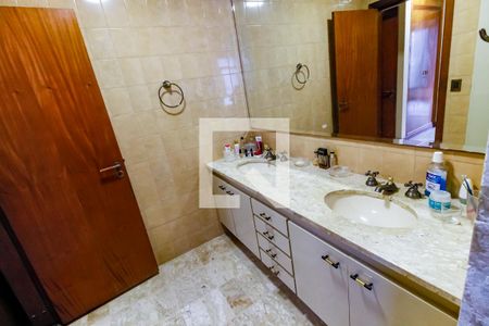 Apartamento à venda com 300m², 3 quartos e 5 vagas Apartamento à venda com 300m², 3 quartos e 5 vagasBanheiro da Suíte 3
