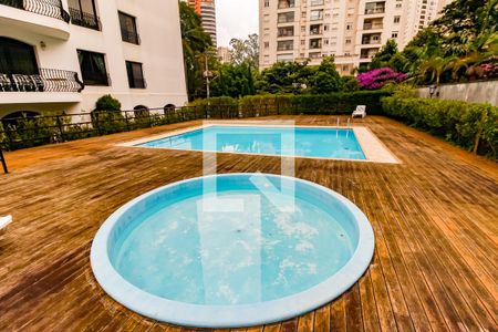 Apartamento à venda com 300m², 3 quartos e 5 vagas Apartamento à venda com 300m², 3 quartos e 5 vagasÁrea comum - Piscina