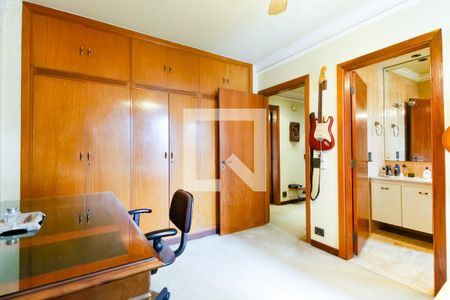 Apartamento à venda com 300m², 3 quartos e 5 vagas Apartamento à venda com 300m², 3 quartos e 5 vagasSuíte 2 - armários