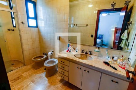 Apartamento à venda com 300m², 3 quartos e 5 vagas Apartamento à venda com 300m², 3 quartos e 5 vagasBanheiro da Suíte 1