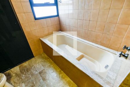 Apartamento à venda com 300m², 3 quartos e 5 vagas Apartamento à venda com 300m², 3 quartos e 5 vagasBanheiro da Suíte 3