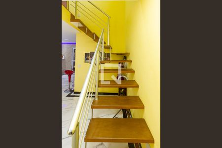 Casa à venda com 174m², 2 quartos e 6 vagasEscada