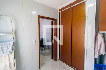 Casa à venda com 305m², 5 quartos e 5 vagas Casa à venda com 305m², 5 quartos e 5 vagasLavanderia