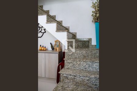 Casa à venda com 162m², 3 quartos e 3 vagasEscada