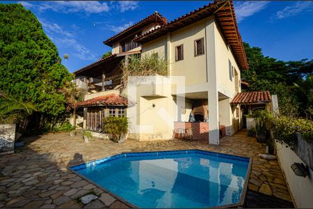 Casa à venda com 380m², 4 quartos e 3 vagas Casa à venda com 380m², 4 quartos e 3 vagasFachada