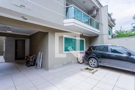 Casa à venda com 214m², 4 quartos e 3 vagas Casa à venda com 214m², 4 quartos e 3 vagasGaragem