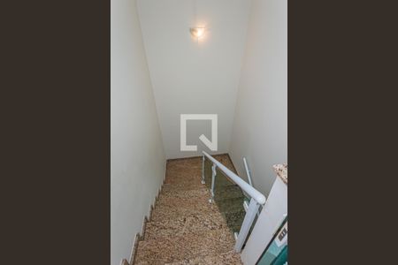 Casa à venda com 214m², 4 quartos e 3 vagas Casa à venda com 214m², 4 quartos e 3 vagasEscada
