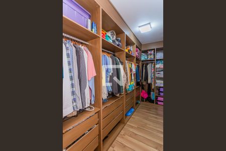 Casa à venda com 214m², 4 quartos e 3 vagas Casa à venda com 214m², 4 quartos e 3 vagasCloset Suite