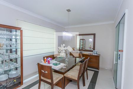 Casa à venda com 214m², 4 quartos e 3 vagas Casa à venda com 214m², 4 quartos e 3 vagasSala de Jantar