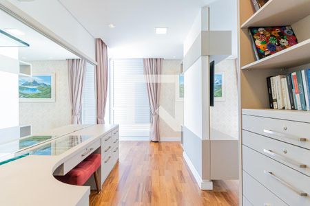 Casa de condomínio à venda com 316m², 4 quartos e 3 vagas Casa de condomínio à venda com 316m², 4 quartos e 3 vagasQuarto 4 - Suíte 2