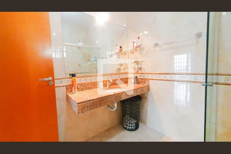 Casa à venda com 350m², 4 quartos e 3 vagas Casa à venda com 350m², 4 quartos e 3 vagasBanheiro Suíte