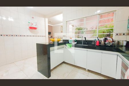 Casa à venda com 350m², 4 quartos e 3 vagas Casa à venda com 350m², 4 quartos e 3 vagasCozinha