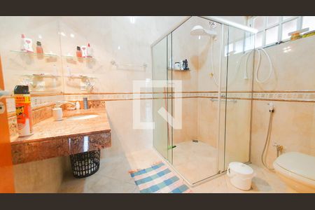Casa à venda com 350m², 4 quartos e 3 vagas Casa à venda com 350m², 4 quartos e 3 vagasBanheiro Suíte