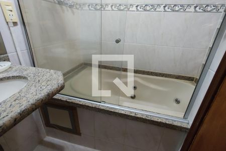 Apartamento à venda com 124m², 3 quartos e 2 vagas Apartamento à venda com 124m², 3 quartos e 2 vagasBanheiro da Suíte