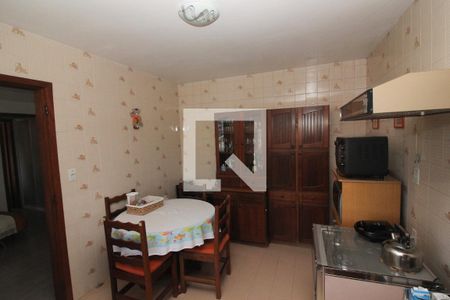 Casa à venda com 254m², 4 quartos e 6 vagas Casa à venda com 254m², 4 quartos e 6 vagasCozinha 2