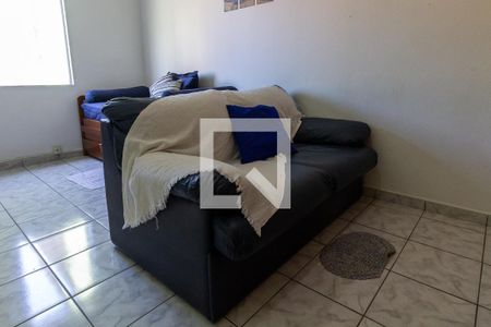 Detalhe da sala/quarto de kitnet/studio para alugar com 1 quarto, 28m² em Caiçara, Praia Grande