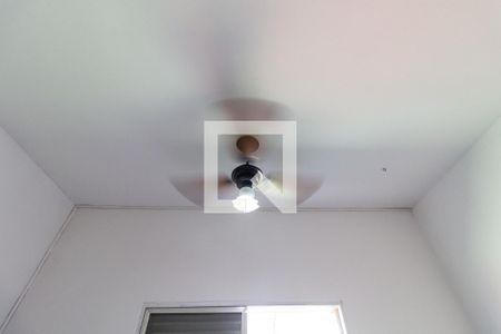 Detalhe da sala/quarto de kitnet/studio para alugar com 1 quarto, 28m² em Caiçara, Praia Grande