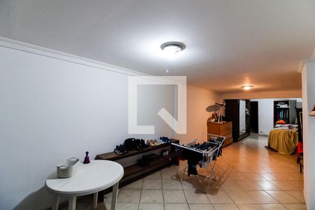 Casa à venda com 245m², 4 quartos e 4 vagas Casa à venda com 245m², 4 quartos e 4 vagasSalão do Piso Inferior