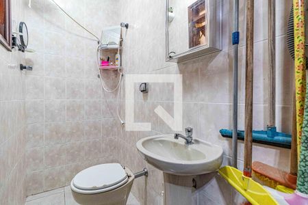 Casa à venda com 198m², 3 quartos e 4 vagasQuarto fundos - Banheiro